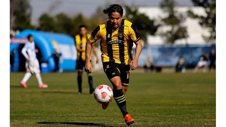 Después de muchas idas y vueltas, Fernández Vial debutó en la Primera B.