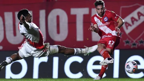 Paulo Díaz ante Gabriel Hauche en el partido de River Plate ante Argentinos Juniors.