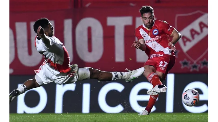 Paulo Díaz ante Gabriel Hauche en el partido de River Plate ante Argentinos Juniors.