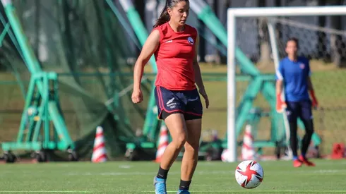 Karen Araya vive con intensidad las horas previas al debut de la Roja Femenina.