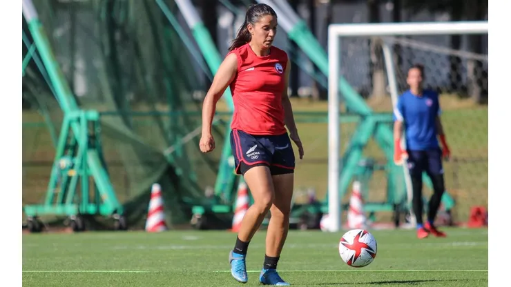 Karen Araya vive con intensidad las horas previas al debut de la Roja Femenina.