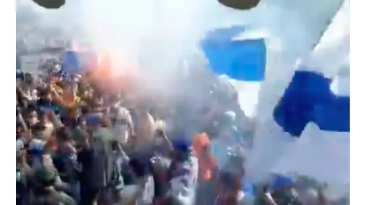 Hinchas llegaron a despedir al plantel de la UC antes del viaje a Brasil