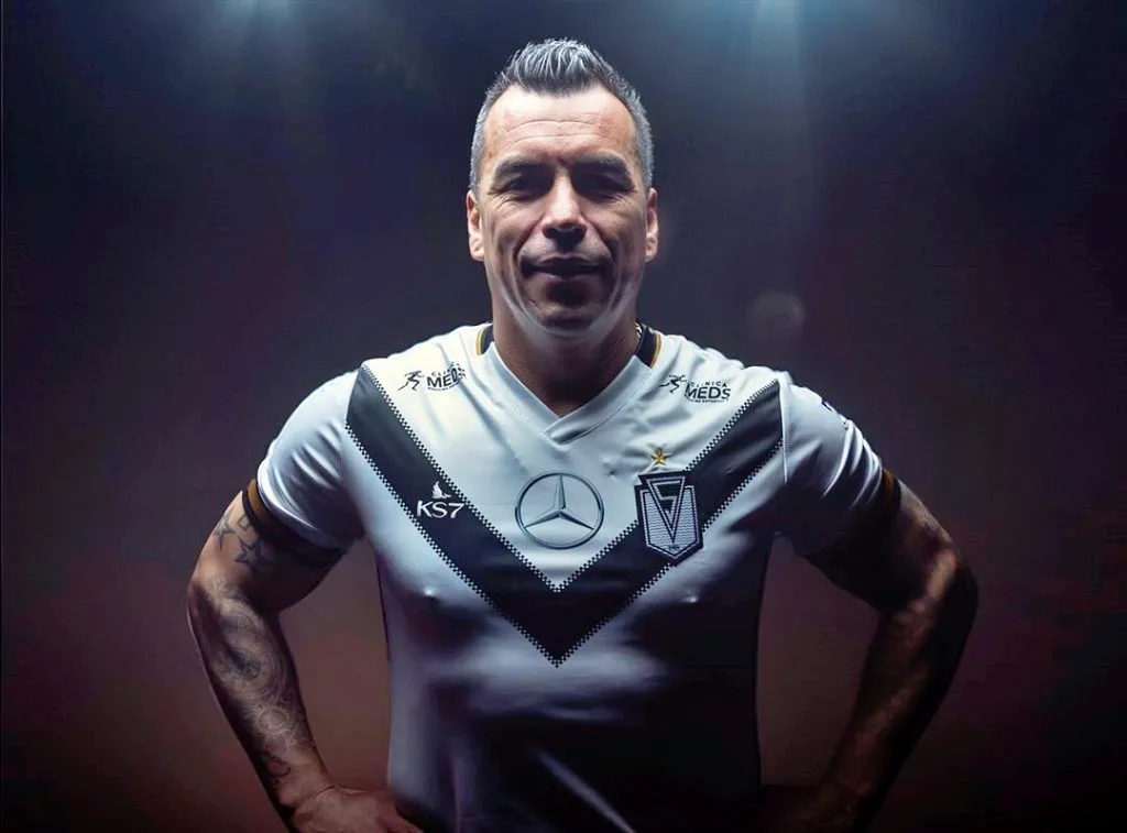 La camiseta que Esteban Paredes usará, sin sponsor, en su regreso al fútbol. | Foto: Santiago Morning.