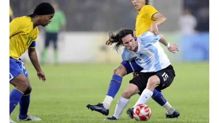 Dinho dejó de lado la tristeza por su país natal para alegrarse por su amigo y ex colega, Messi.