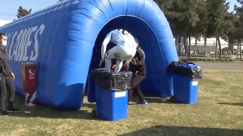 Orellana celebró el gol metiéndose en un basurero