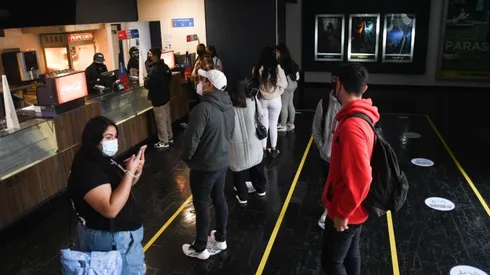 En distintos lugares de Chile los cines ya podían recibir gente. Este lunes se sumó la RM.