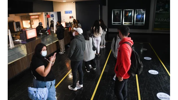 En distintos lugares de Chile los cines ya podían recibir gente. Este lunes se sumó la RM.