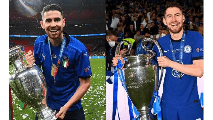 Jorginho levantando los trofeos de la Champions League y la Europa League