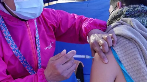 El esquema de vacunación contempla las dos dosis y una espera de 14 días por la inmunidad máxima tras la segunda inyección.