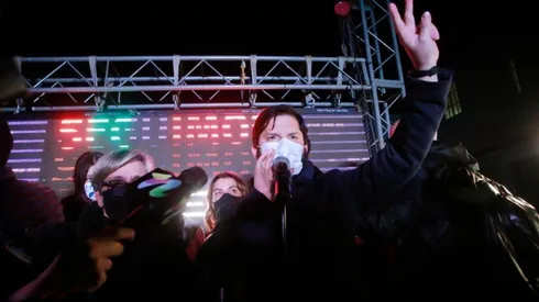 Gabriel Boric, candidato de Convergencia Social, echó por tierra todos los pronósticos y se alzó en Apruebo Dignidad con un 60% de las preferencias.