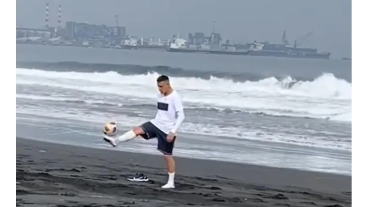 Alexis Sánchez se lució dominando la pelota en la playa de Tocopilla