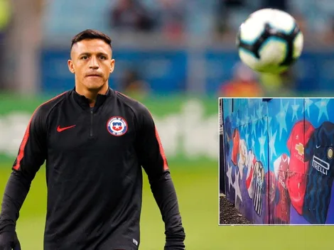 Alexis visita mural con sus camisetas en Tocopilla
