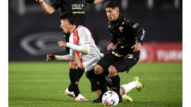 Colón venció a River en el Monumental por 2-1