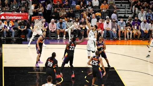 Antetokounmpo anotando al frente de Deandre Ayton