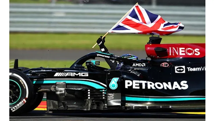 Hamilton ganó en Gran Bretaña pese a la sanción de 10 segundos por sacar de pista a Verstappen.