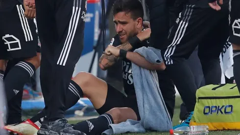 Matías Zaldivia con su hombro dañado en Universidad Católica vs Colo Colo.