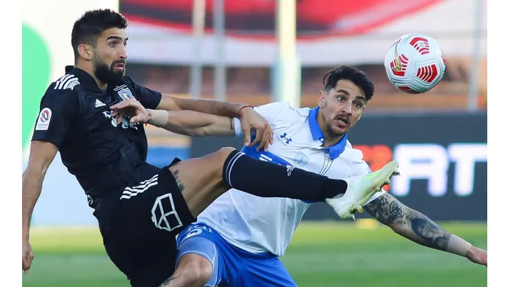 Universidad Católica y Colo Colo en su partido por el Campeonato Nacional.