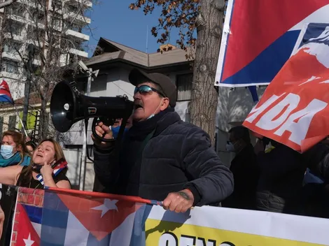 Un herido se registra en protestas a las afueras de la embajada de Cuba en Chile