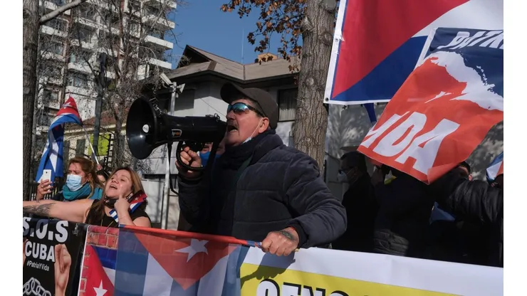 Un herido se registra en protestas a las afueras de la embajada de Cuba en Chile