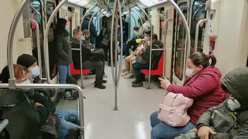 Metro de Santiago amplió sus horarios para este domingo. Foto: Agencia Uno.