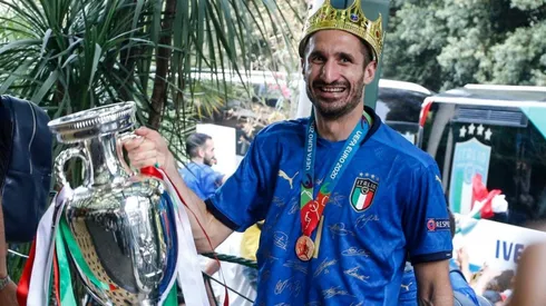 Chiellini con el trofeo de la Eurocopa