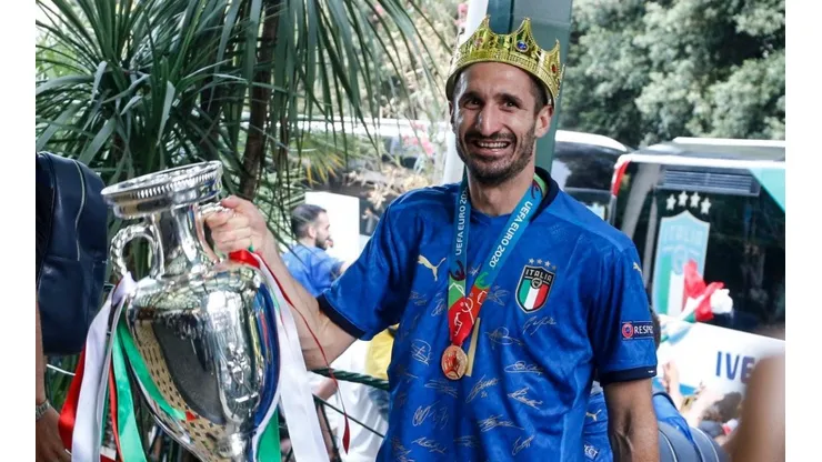 Chiellini con el trofeo de la Eurocopa