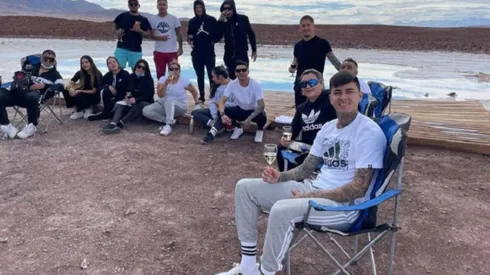 Erick Pulgar con sus amigos en el Desierto de Atacama