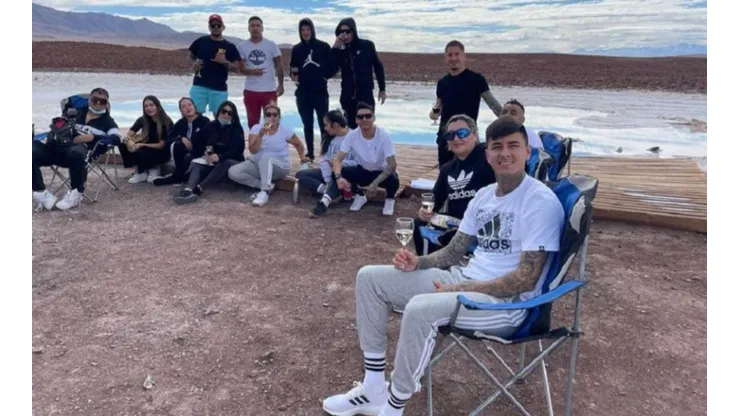 Erick Pulgar con sus amigos en el Desierto de Atacama