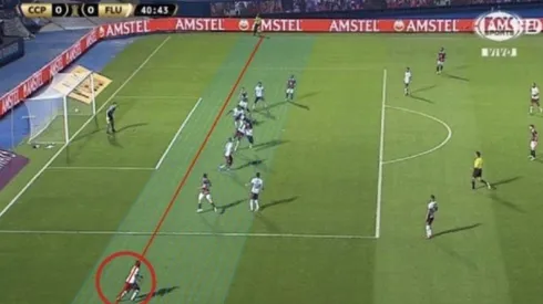 La dupla chilena desde el VAR no se percató del jugador de Fluminense que habilitaba.