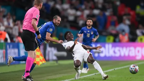 Chiellini le hizo una descarada falta a Saka en la final de la Euro
