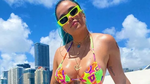 Karol G ahora está soltera y se ha mostrado en más de una ocasión fesjando con sus amigos. La fiesta sigue.