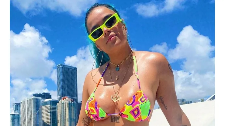 Karol G ahora está soltera y se ha mostrado en más de una ocasión fesjando con sus amigos. La fiesta sigue.