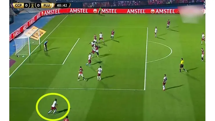 Un jugador de Fluminense habilitaba la jugada
