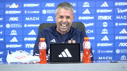 A carcajadas: DT de la U trolea a la prensa por Charles Aránguiz