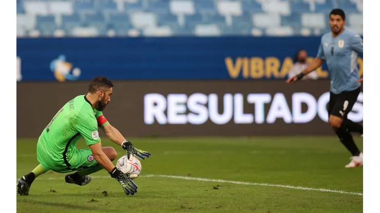 Claudio Bravo se luce atajando en la selección chilena