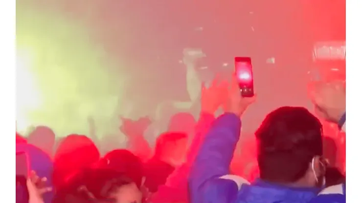 Hinchas de la UC llegaron a apoyar al plantel antes del partido con Palmeiras