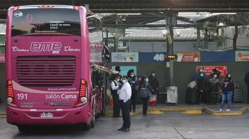 Pasajeros llegan a terminan de buses Sur
