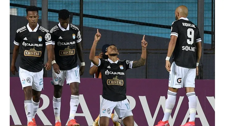 Sporting Cristal recibe a Arsenal en el Estadio Nacional de Lima.