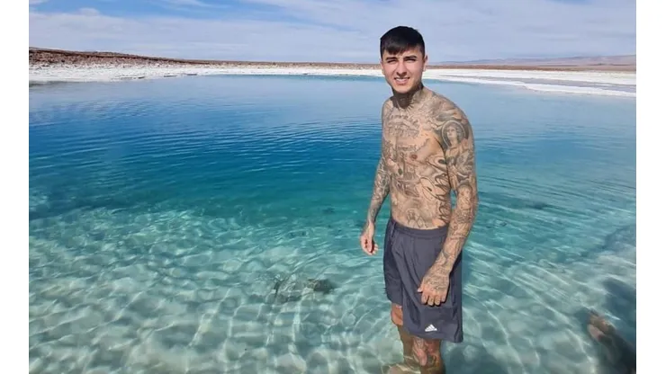 Erick Pulgar disfruta sus vacaciones en el norte de Chile a guata pelada