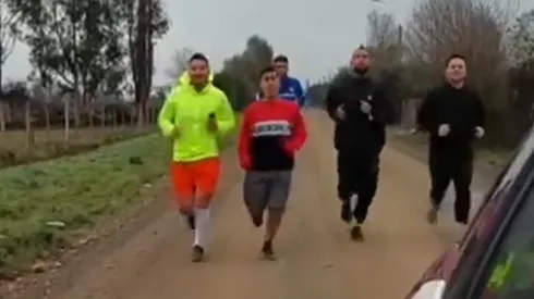 Rocky rural: el campestre trote de Arturo Vidal, que no deja de entrenar ni en vacaciones.