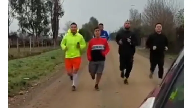 Rocky rural: el campestre trote de Arturo Vidal, que no deja de entrenar ni en vacaciones.