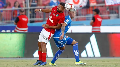 Maximiliano Guerrero disputa el balón con Bryan Rabello, en el último partido entre Universidad de Chile y O'Higgins.