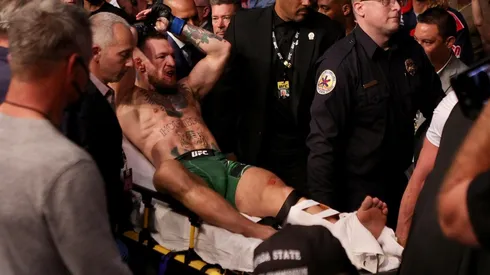 McGregor no pudo seguir en el combate tras sufrir una grave lesión