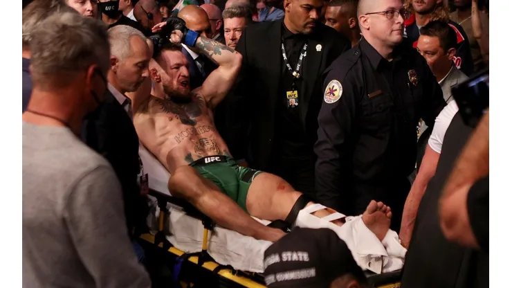 McGregor no pudo seguir en el combate tras sufrir una grave lesión