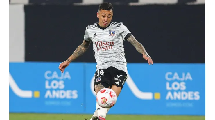 Martín Rodríguez definiendo para el triunfo de Colo Colo en la llave ante Palestino por la Copa Chile.