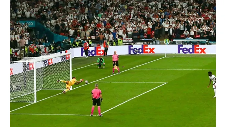Saka pateó el quinto penal, pero no pudo ante Donnarumma.