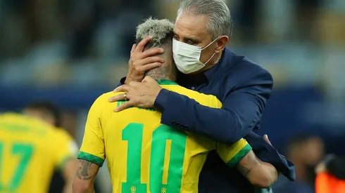 Tite abraza a Neymar tras perder la final