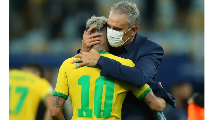 Tite abraza a Neymar tras perder la final