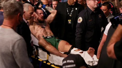 McGregor debió salir en camilla tras su terrible lesión