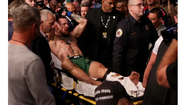 McGregor debió salir en camilla tras su terrible lesión